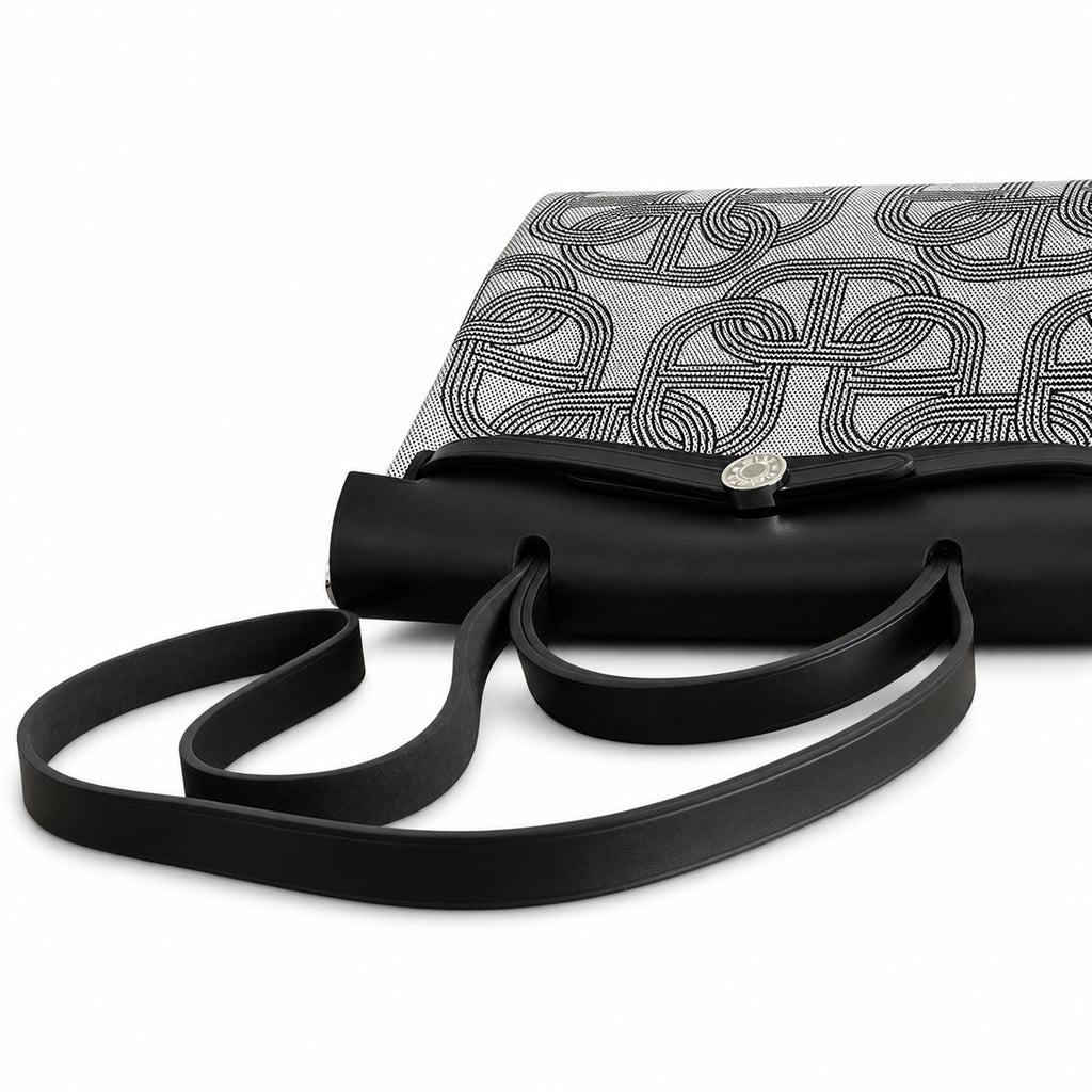 Hermers' popular herbag 31cm is designed to be inspired by saddle bags. The body of the bag is made of canvas, and the inseam, shoulder straps and handle are made of leather. The appearance is very si
