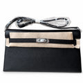 Hermès’ new armpit bag is here. A new member has been added to the Kelly family. Just looking at the online picture, I’m so excited. The first look at the real thing feels like an enlarged version of