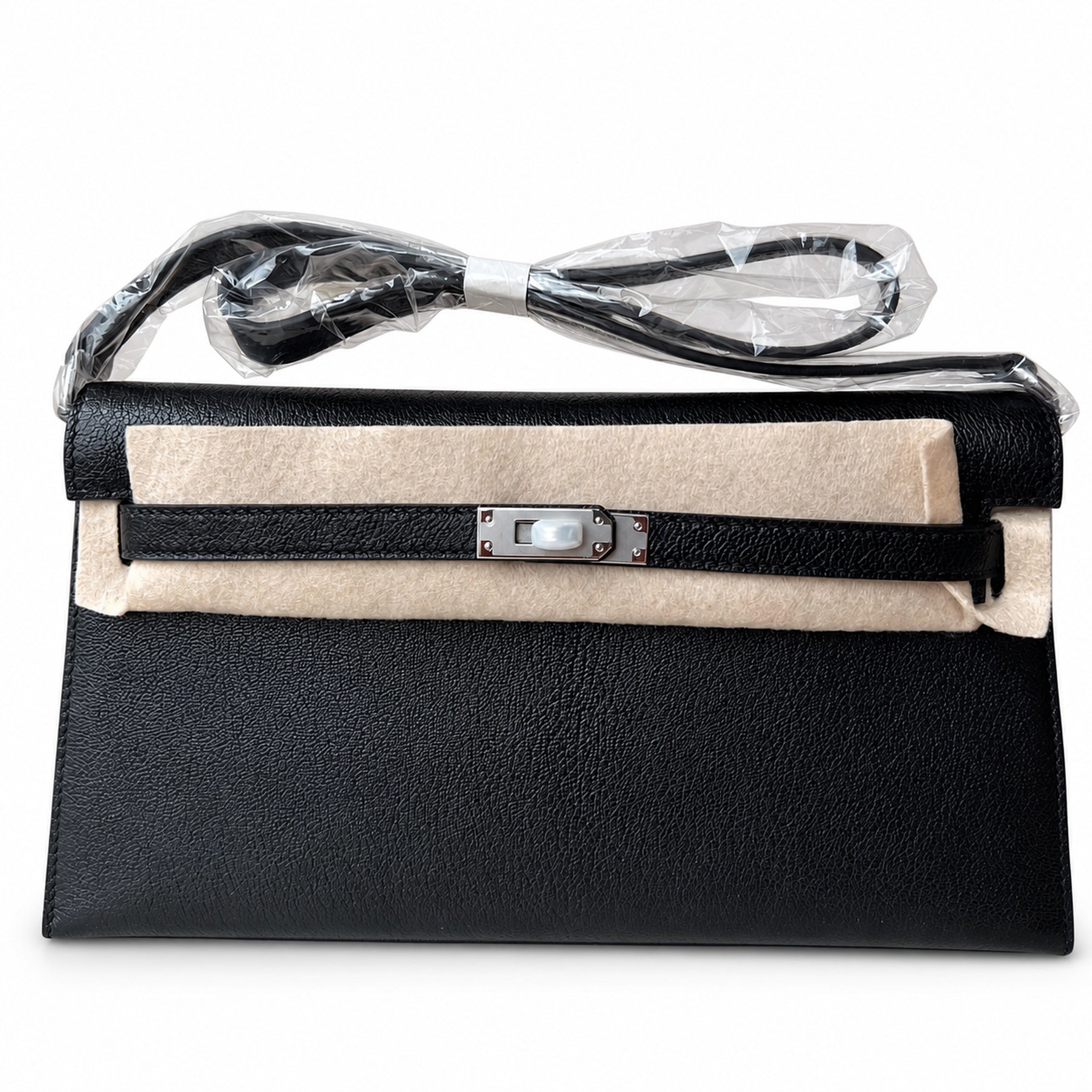 Hermès’ new armpit bag is here. A new member has been added to the Kelly family. Just looking at the online picture, I’m so excited. The first look at the real thing feels like an enlarged version of
