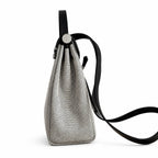 Hermers' popular herbag 31cm is designed to be inspired by saddle bags. The body of the bag is made of canvas, and the inseam, shoulder straps and handle are made of leather. The appearance is very si