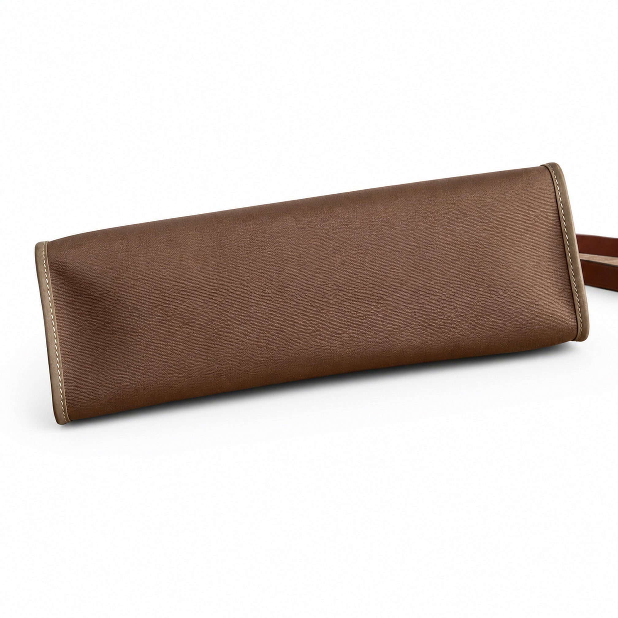 Hermers' popular herbag 31cm is designed to be inspired by saddle bags. The body of the bag is made of canvas, and the outer seams, shoulder straps and handbags are made of leather. The appearance is