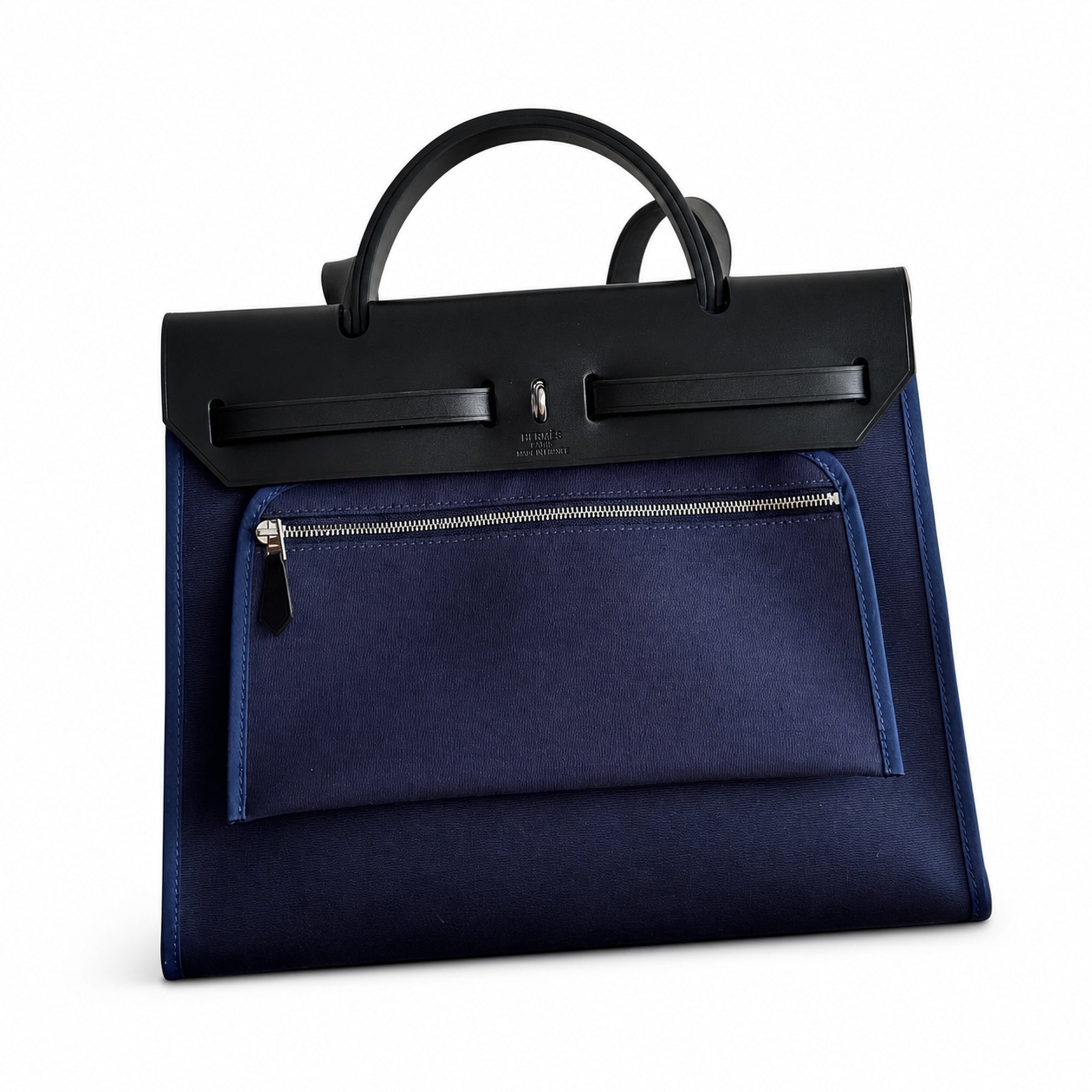 Hermers' popular herbag 31cm is designed to be inspired by saddle bags. The body of the bag is made of canvas, and the outer seams, shoulder straps and handbags are made of leather. The appearance is