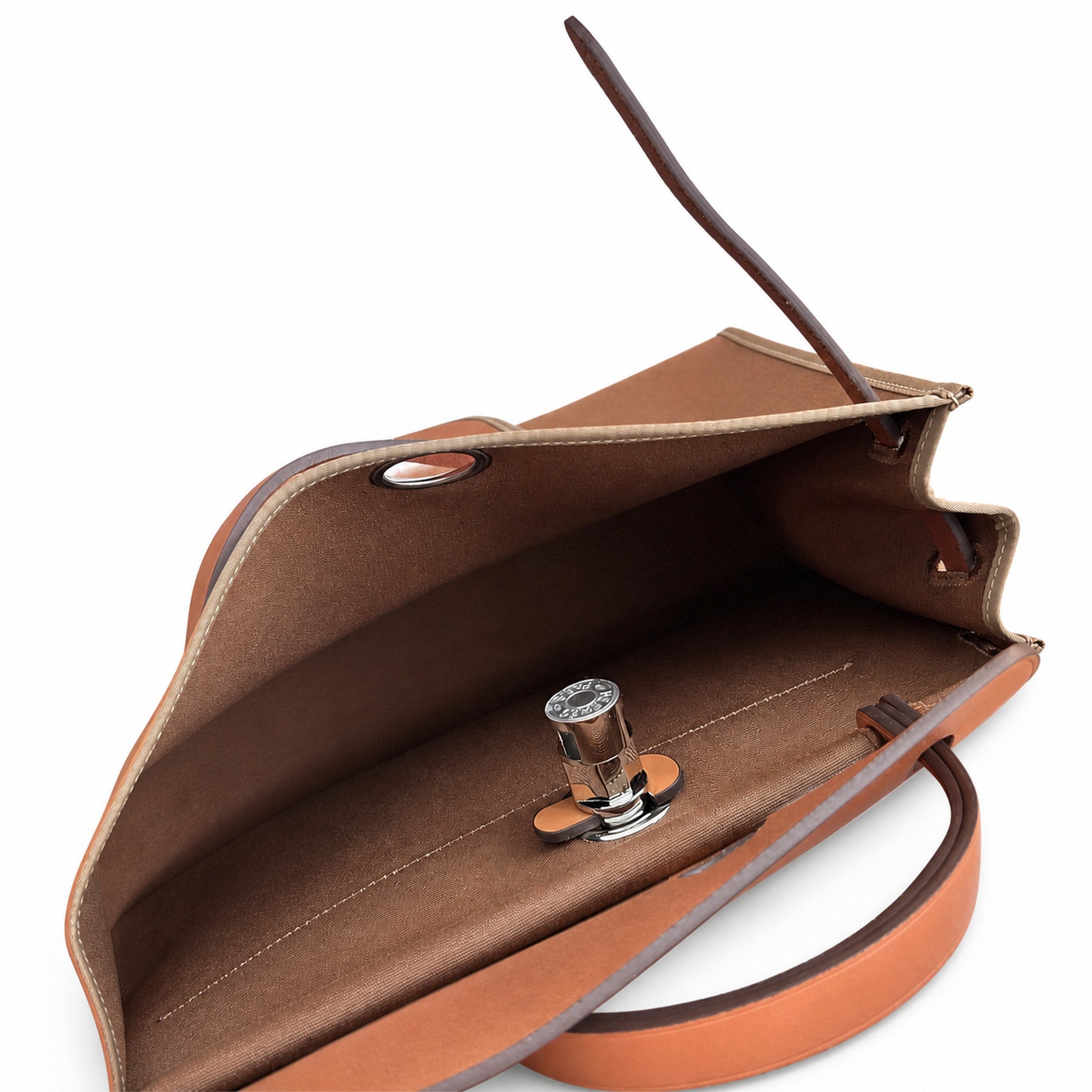 Hermers' popular herbag 31cm is designed to be inspired by saddle bags. The body of the bag is made of canvas, and the outer seams, shoulder straps and handbags are made of leather. The appearance is