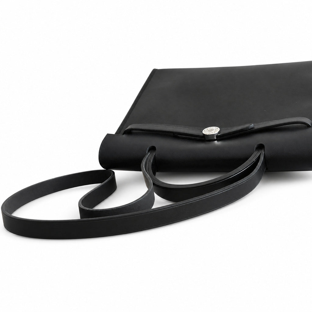 Hermers' popular herbag 31cm is designed to be inspired by saddle bags. The body of the bag is made of canvas and has outer seams. The shoulder straps and handbags are made of leather and look similar