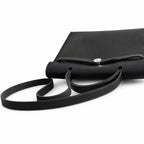 Hermers' popular herbag 31cm is designed to be inspired by saddle bags. The body of the bag is made of canvas and has outer seams. The shoulder straps and handbags are made of leather and look similar