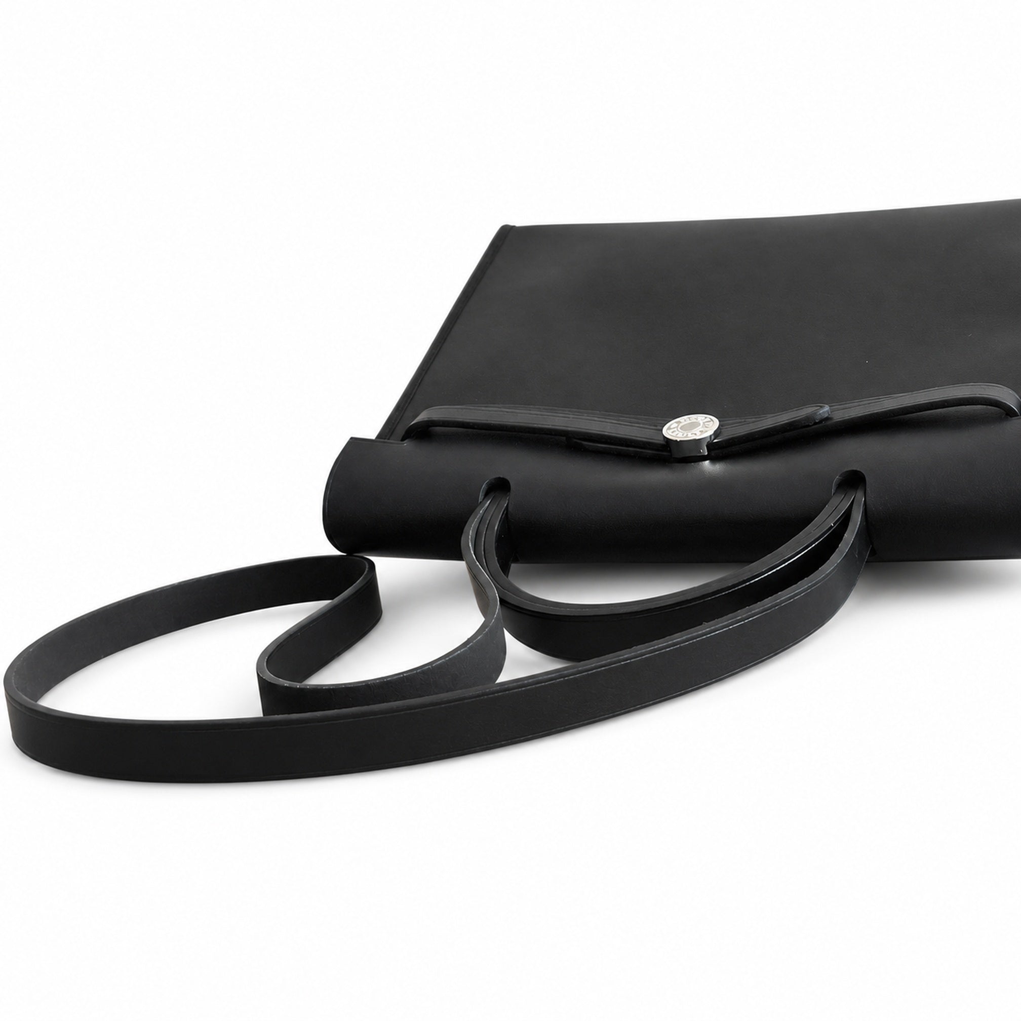 Hermers' popular herbag 31cm is designed to be inspired by saddle bags. The body of the bag is made of canvas and has outer seams. The shoulder straps and handbags are made of leather and look similar