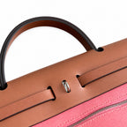 Hermers' popular herbag 31cm is designed to be inspired by saddle bags. The body of the bag is made of canvas, and the outer seams, shoulder straps and handbags are made of leather. The appearance is