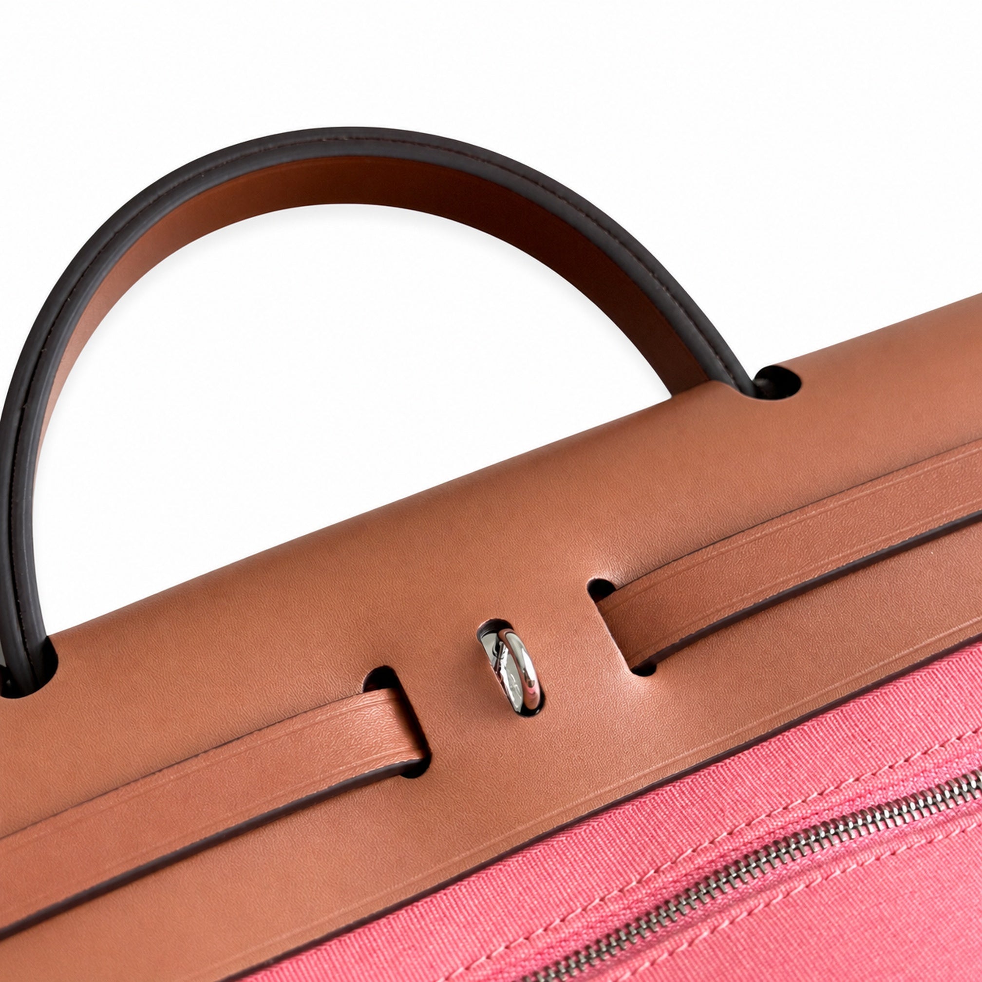 Hermers' popular herbag 31cm is designed to be inspired by saddle bags. The body of the bag is made of canvas, and the outer seams, shoulder straps and handbags are made of leather. The appearance is