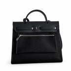 Hermers' popular herbag 31cm is designed to be inspired by saddle bags. The body of the bag is made of canvas, and the outer seams, shoulder straps and handbags are made of leather. The appearance is