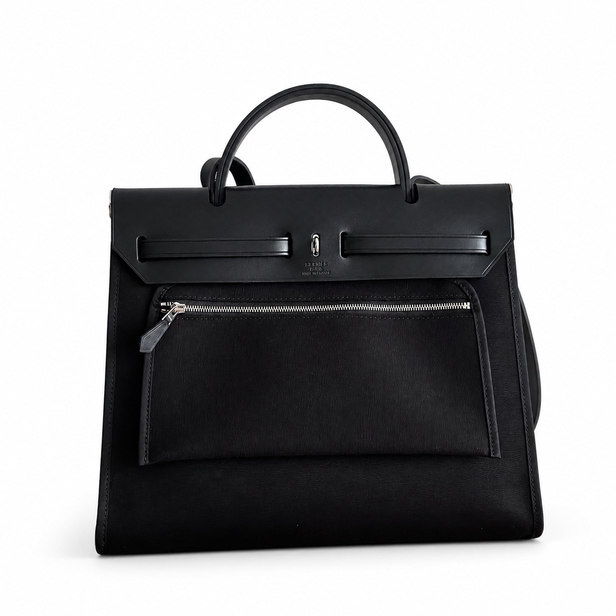 Hermers' popular herbag 31cm is designed to be inspired by saddle bags. The body of the bag is made of canvas, and the outer seams, shoulder straps and handbags are made of leather. The appearance is