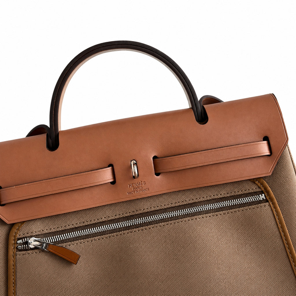 Hermers' popular herbag 31cm is designed to be inspired by saddle bags. The body of the bag is made of canvas, and the inseam, shoulder straps and handle are made of leather. The appearance is very si