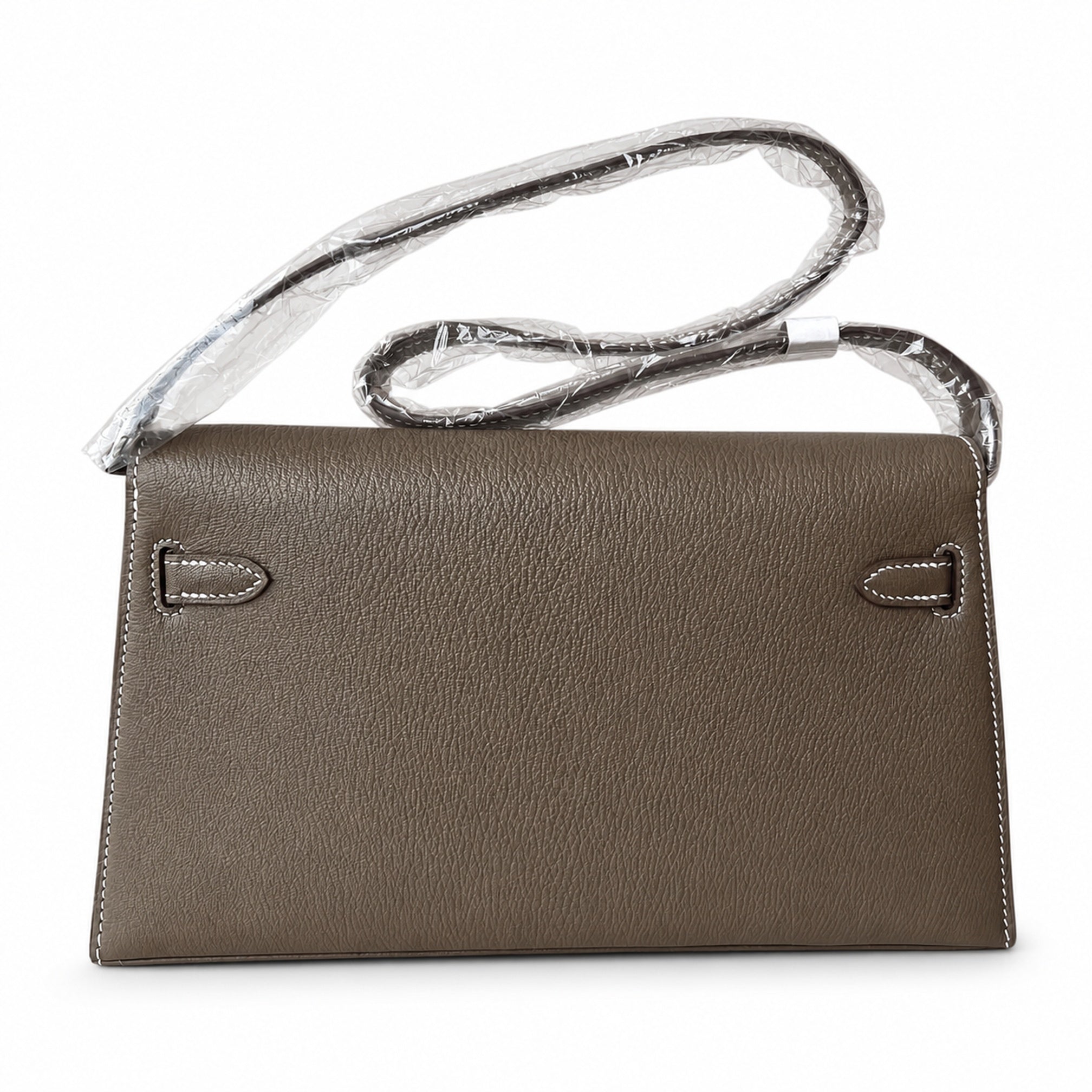 Hermès’ new armpit bag is here. A new member has been added to the Kelly family. Just looking at the online picture, I’m so excited. The first look at the real thing feels like an enlarged version of
