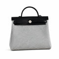 Hermers' popular herbag 31cm is designed to be inspired by saddle bags. The body of the bag is made of canvas, and the inseam, shoulder straps and handle are made of leather. The appearance is very si