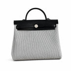 Hermers' popular herbag 31cm is designed to be inspired by saddle bags. The body of the bag is made of canvas, and the inseam, shoulder straps and handle are made of leather. The appearance is very si