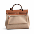 Hermers' popular herbag 31cm is designed to be inspired by saddle bags. The body of the bag is made of canvas, and the inseam, shoulder straps and handle are made of leather. The appearance is very si