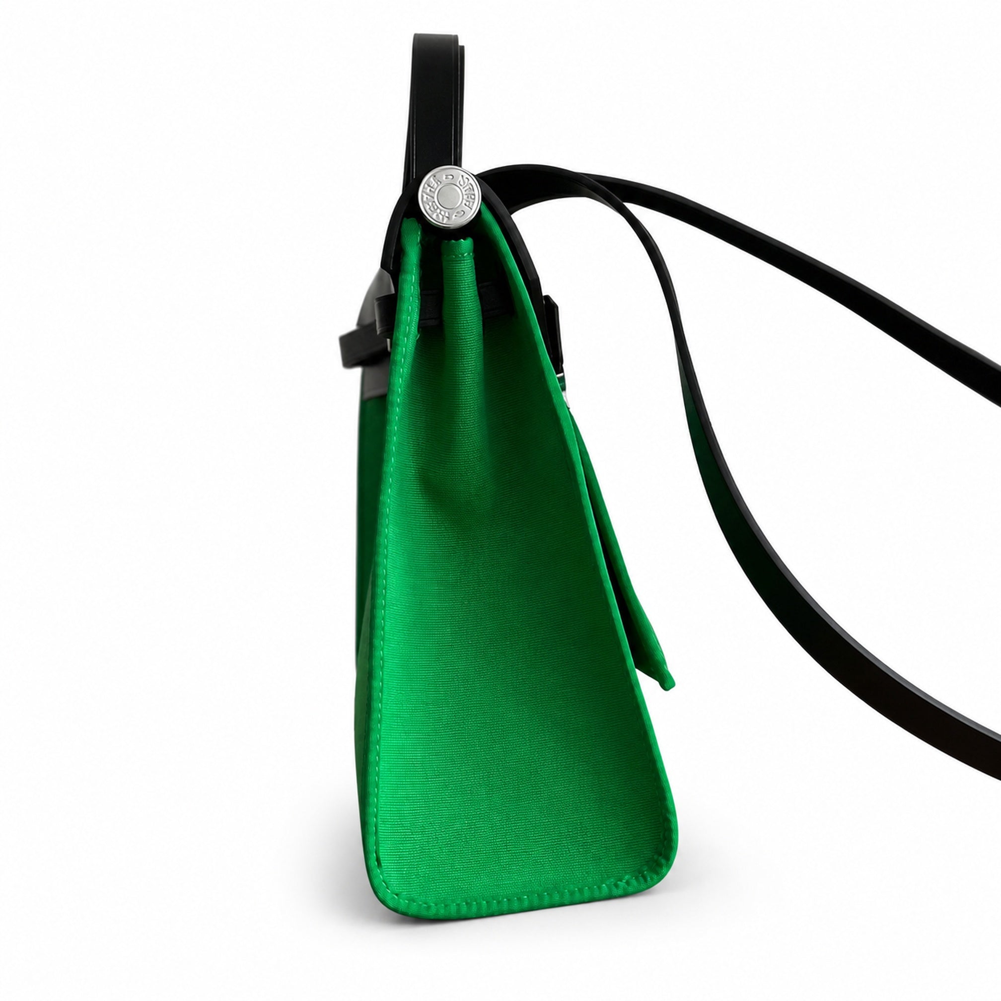 Hermers' popular herbag 31cm is designed to be inspired by saddle bags. The body of the bag is made of canvas and has outer seams. The shoulder straps and handbags are made of leather and look similar