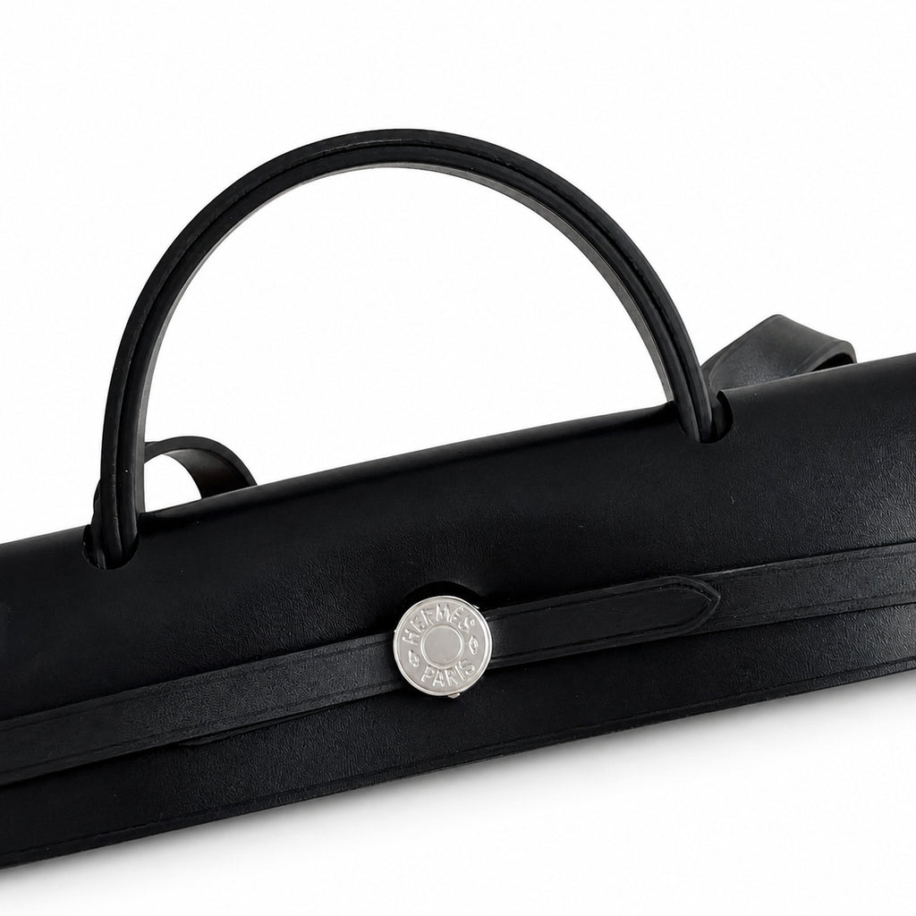 Hermers' popular herbag 31cm is designed to be inspired by saddle bags. The body of the bag is made of canvas, and the inseam, shoulder straps and handle are made of leather. The appearance is very si