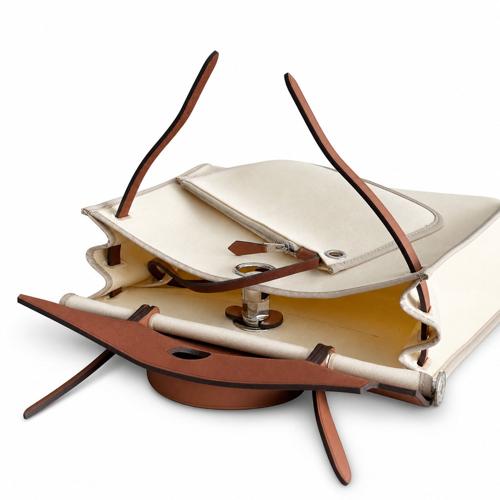 Hermers' popular herbag 31cm is designed to be inspired by saddle bags. The body of the bag is made of canvas, and the outer seams, shoulder straps and handbags are made of leather. The appearance is