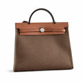Hermers' popular herbag 31cm is designed to be inspired by saddle bags. The body of the bag is made of canvas, and the outer seams, shoulder straps and handbags are made of leather. The appearance is
