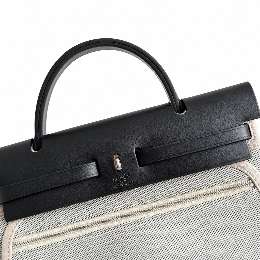 Hermers' popular herbag 31cm is designed to be inspired by saddle bags. The body of the bag is made of canvas and has outer seams. The shoulder straps and handbags are made of leather and look similar
