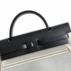 Hermers' popular herbag 31cm is designed to be inspired by saddle bags. The body of the bag is made of canvas and has outer seams. The shoulder straps and handbags are made of leather and look similar
