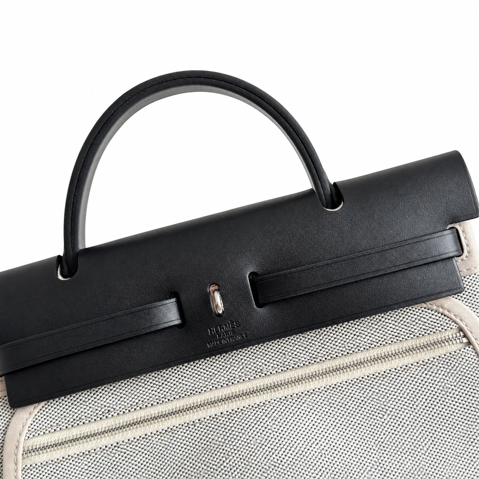 Hermers' popular herbag 31cm is designed to be inspired by saddle bags. The body of the bag is made of canvas and has outer seams. The shoulder straps and handbags are made of leather and look similar