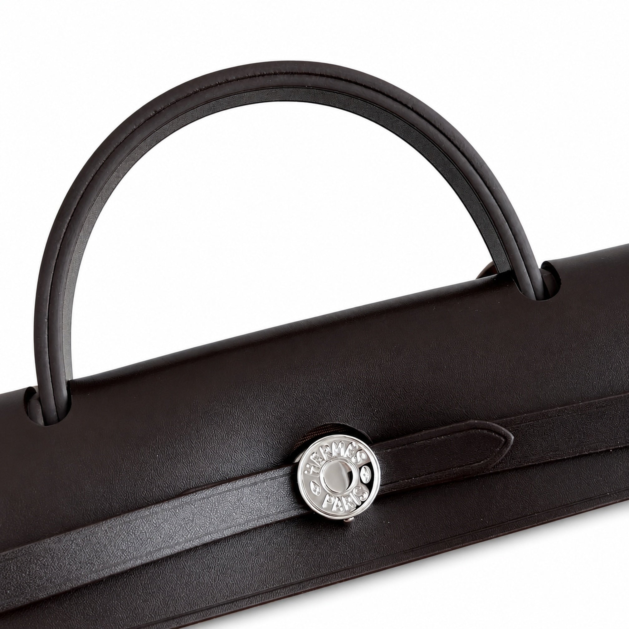 Hermers' popular herbag 31cm is designed to be inspired by saddle bags. The body of the bag is made of canvas, and the outer seams, shoulder straps and handbags are made of leather. The appearance is