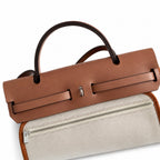 Hermers' popular herbag 31cm is designed to be inspired by saddle bags. The body of the bag is made of canvas, and the inseam, shoulder straps and handle are made of leather. The appearance is very si