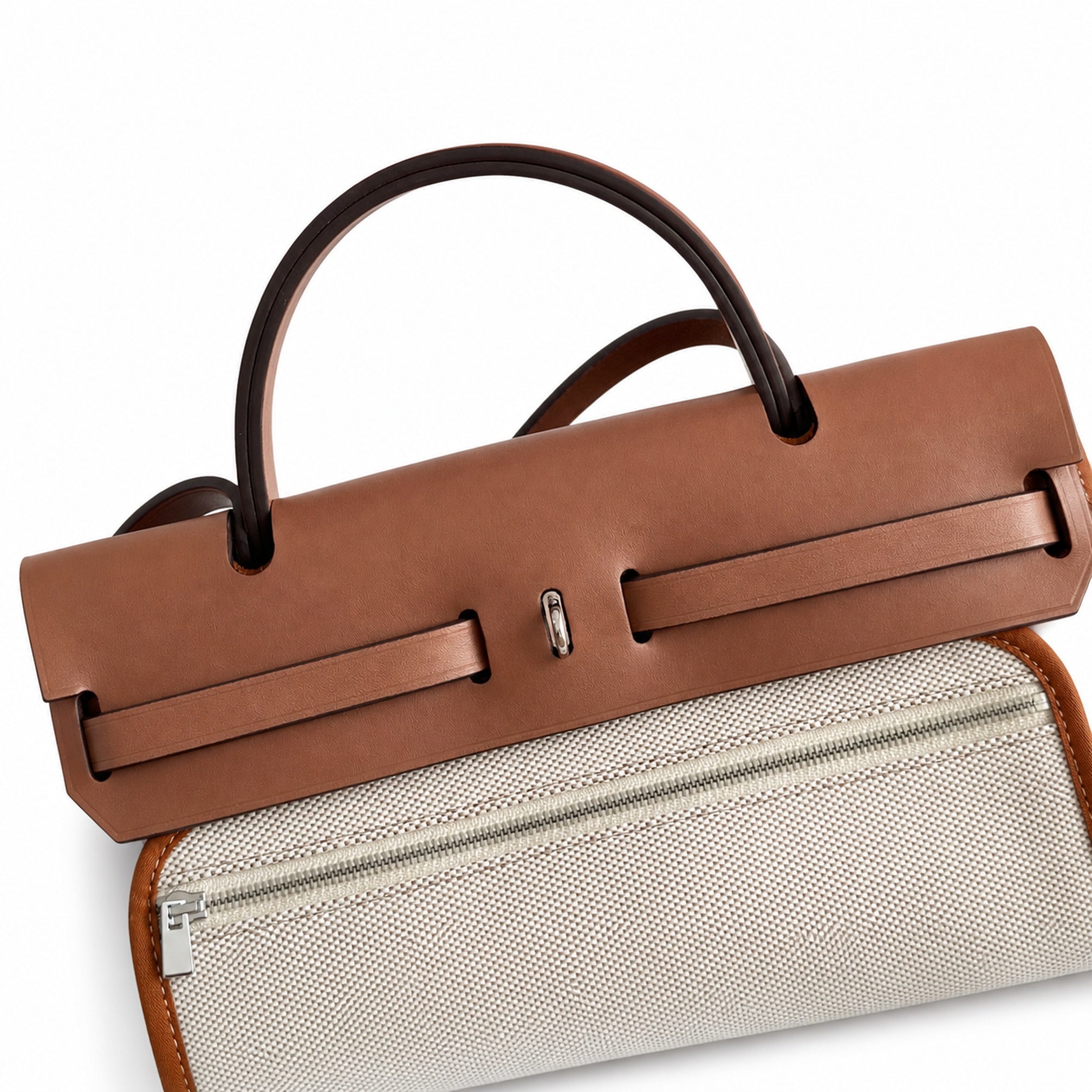 Hermers' popular herbag 31cm is designed to be inspired by saddle bags. The body of the bag is made of canvas, and the inseam, shoulder straps and handle are made of leather. The appearance is very si