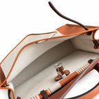 Hermers' popular herbag 31cm is designed to be inspired by saddle bags. The body of the bag is made of canvas, and the outer seams, shoulder straps and handbags are made of leather. The appearance is