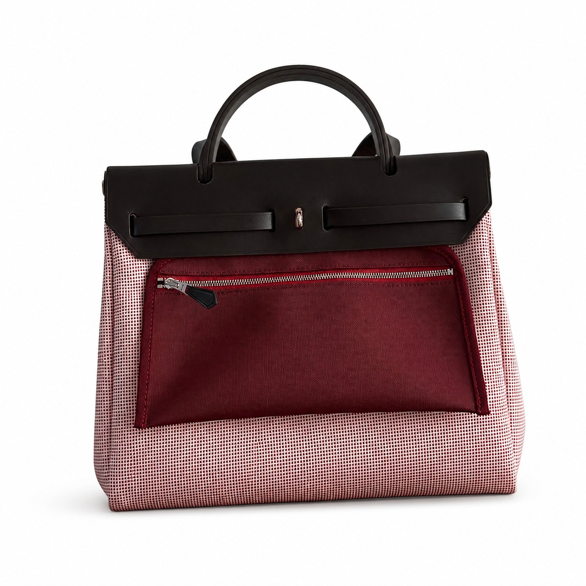 Hermers' popular herbag 31cm is designed to be inspired by saddle bags. The body of the bag is made of canvas, and the inseam, shoulder straps and handle are made of leather. The appearance is very si