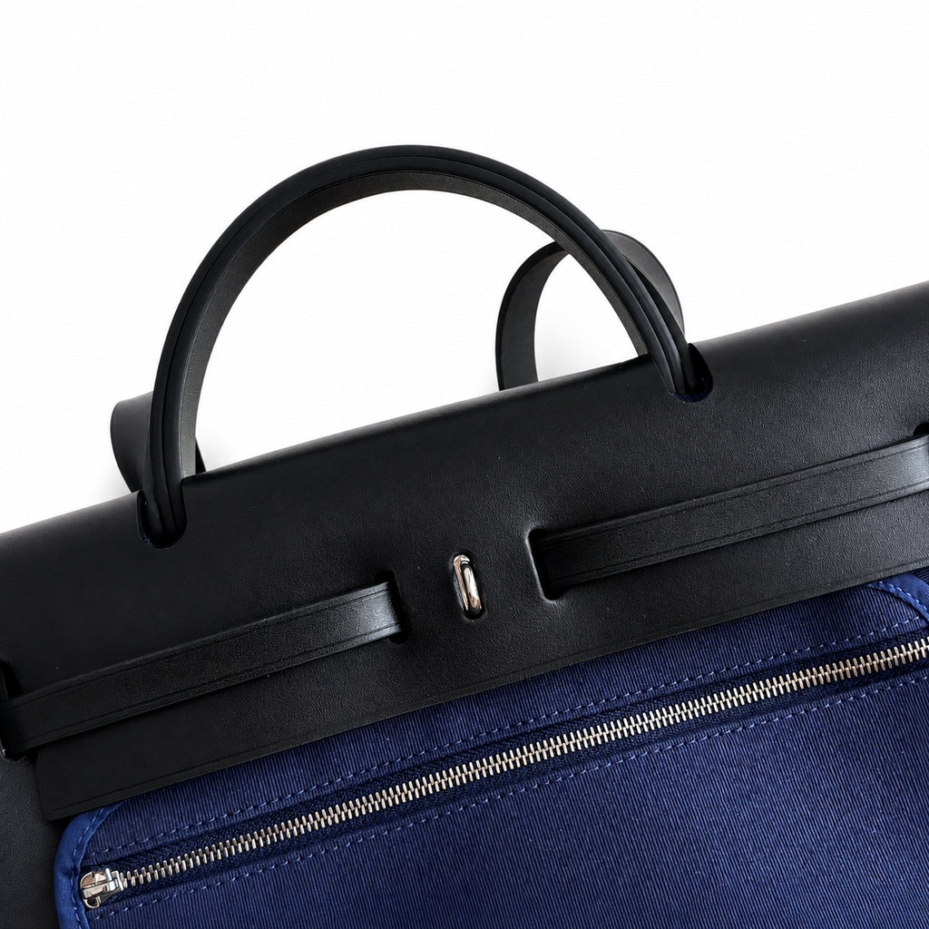 Hermers' popular herbag 31cm is designed to be inspired by saddle bags. The body of the bag is made of canvas, and the outer seams, shoulder straps and handbags are made of leather. The appearance is