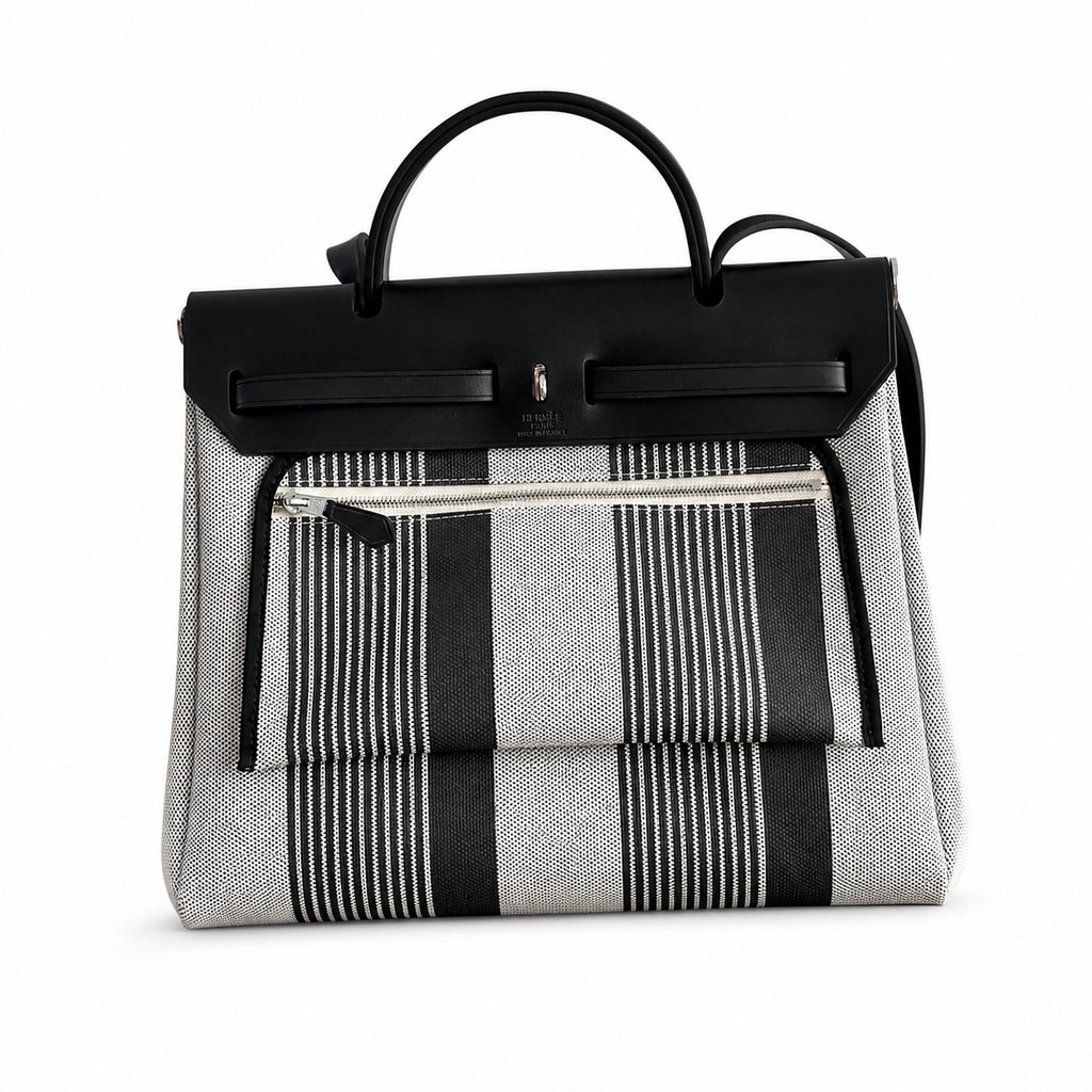 Hermers' popular herbag 31cm is designed to be inspired by saddle bags. The body of the bag is made of canvas, and the inseam, shoulder straps and handle are made of leather. The appearance is very si
