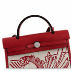 Hermers' popular herbag 31cm is designed to be inspired by saddle bags. The body of the bag is made of canvas, and the inseam, shoulder straps and handle are made of leather. The appearance is very si