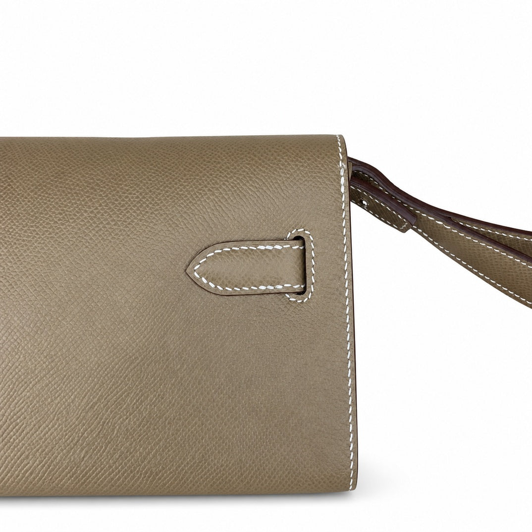 Kelly Depeches 25cm Epsom leather, 18 elephant gray, silver buckle, the most in-class men's handbag Depeches25. This leather is really unique. When paired with a shoulder strap, it instantly transform