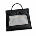 Hermers' popular herbag 31cm is designed to be inspired by saddle bags. The body of the bag is made of canvas and has outer seams. The shoulder straps and handbags are made of leather and look similar