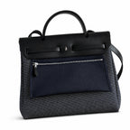 Hermers' popular herbag 31cm is designed to be inspired by saddle bags. The body of the bag is made of canvas, and the inseam, shoulder straps and handle are made of leather. The appearance is very si