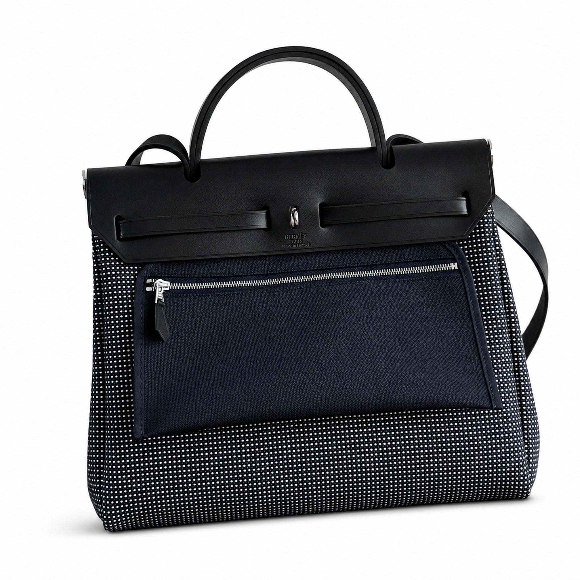 Hermers' popular herbag 31cm is designed to be inspired by saddle bags. The body of the bag is made of canvas, and the inseam, shoulder straps and handle are made of leather. The appearance is very si