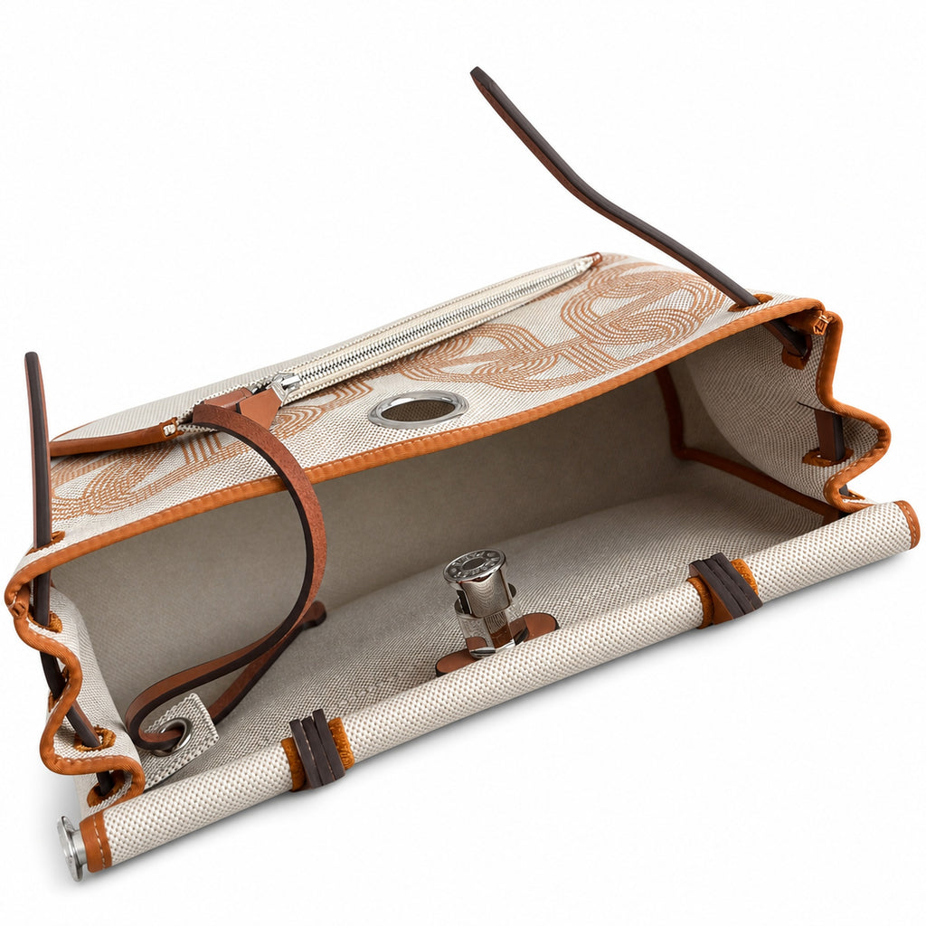 Hermers' popular herbag 31cm is designed to be inspired by saddle bags. The body of the bag is made of canvas, and the inseam, shoulder straps and handle are made of leather. The appearance is very si