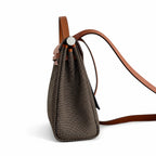 Hermers' popular herbag 31cm is designed to be inspired by saddle bags. The body of the bag is made of canvas, and the inseam, shoulder straps and handle are made of leather. The appearance is very si