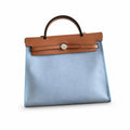 Hermers' popular herbag 31cm is designed to be inspired by saddle bags. The body of the bag is made of canvas, and the outer seams, shoulder straps and handbags are made of leather. The appearance is
