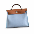 Hermers' popular herbag 31cm is designed to be inspired by saddle bags. The body of the bag is made of canvas, and the outer seams, shoulder straps and handbags are made of leather. The appearance is