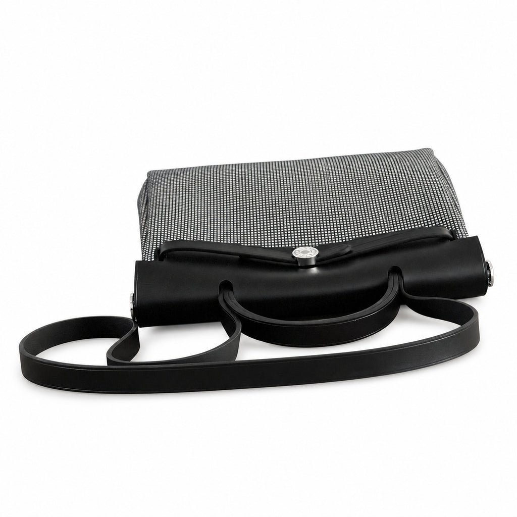 Hermers' popular herbag 31cm is designed to be inspired by saddle bags. The body of the bag is made of canvas, and the inseam, shoulder straps and handle are made of leather. The appearance is very si