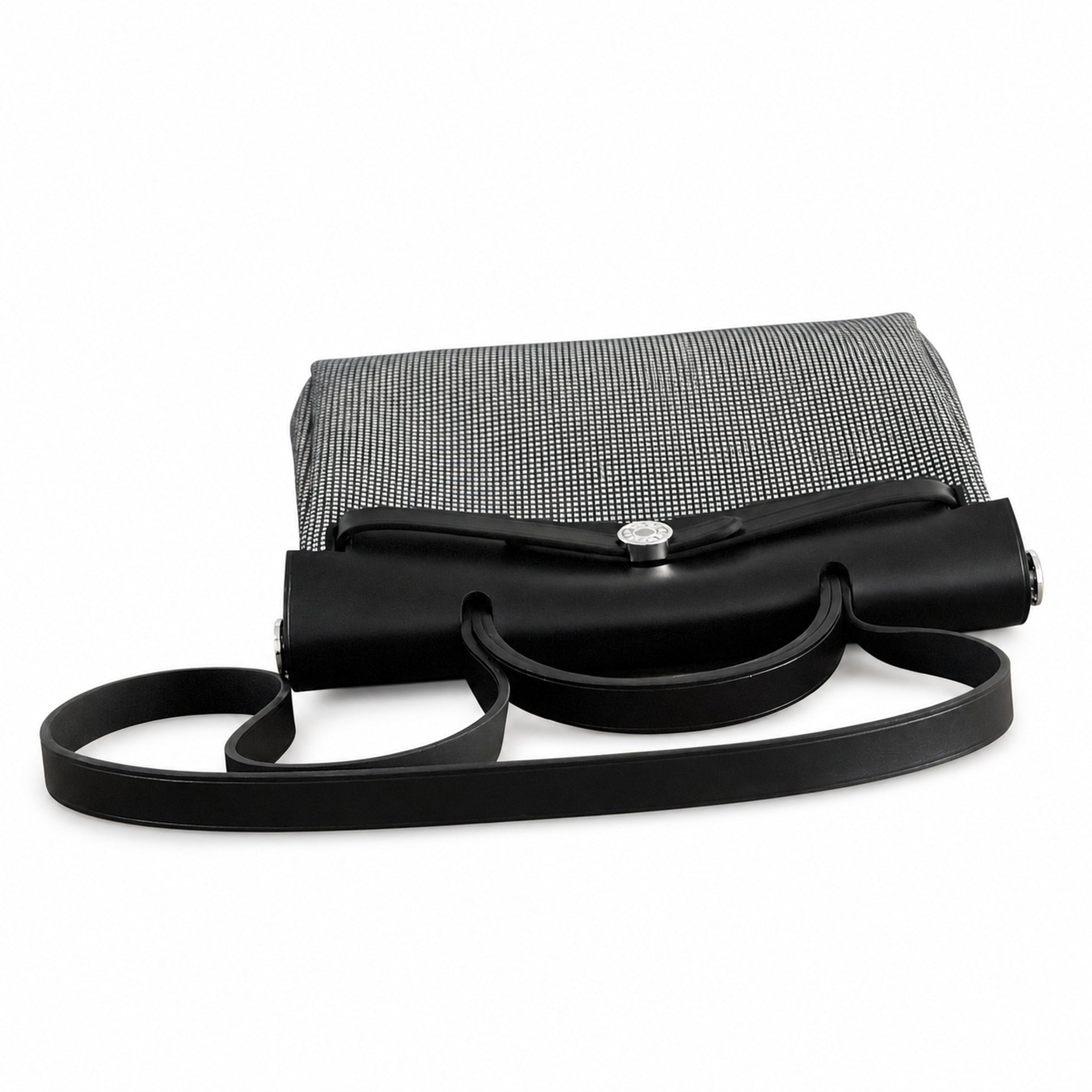 Hermers' popular herbag 31cm is designed to be inspired by saddle bags. The body of the bag is made of canvas, and the inseam, shoulder straps and handle are made of leather. The appearance is very si