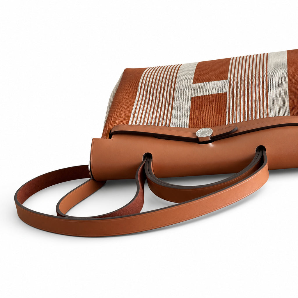 Hermers' popular herbag 31cm is designed to be inspired by saddle bags. The body of the bag is made of canvas, and the inseam, shoulder straps and handle are made of leather. The appearance is very si