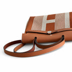 Hermers' popular herbag 31cm is designed to be inspired by saddle bags. The body of the bag is made of canvas, and the inseam, shoulder straps and handle are made of leather. The appearance is very si