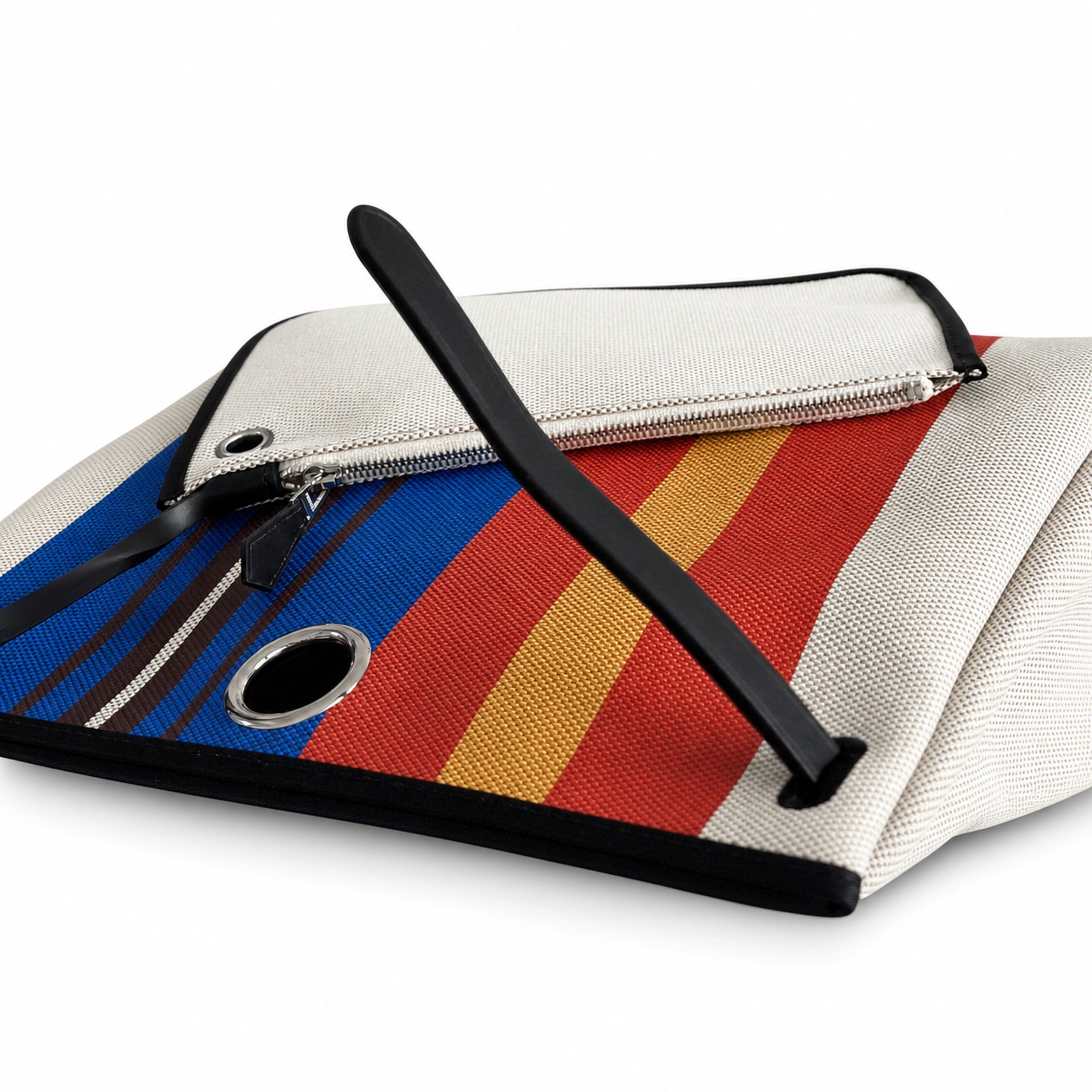 Hermers' popular herbag 31cm is designed to be inspired by saddle bags. The body of the bag is made of canvas, and the inseam, shoulder straps and handle are made of leather. The appearance is very si