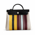 Hermers' popular herbag 31cm is designed to be inspired by saddle bags. The body of the bag is made of canvas, and the inseam, shoulder straps and handle are made of leather. The appearance is very si