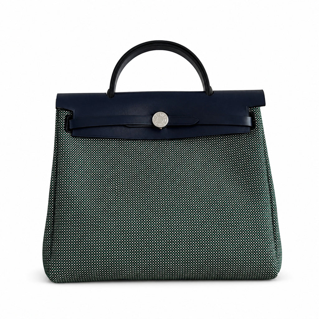 Hermers' popular herbag 31cm is designed to be inspired by saddle bags. The body of the bag is made of canvas, and the inseam, shoulder straps and handle are made of leather. The appearance is very si
