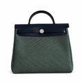 Hermers' popular herbag 31cm is designed to be inspired by saddle bags. The body of the bag is made of canvas, and the inseam, shoulder straps and handle are made of leather. The appearance is very si